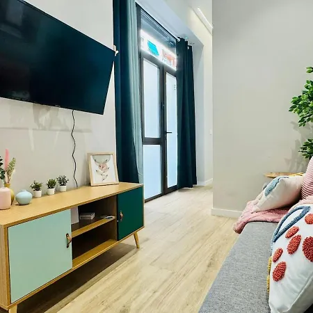 Bright & Stylish Flat Close To Center Valence