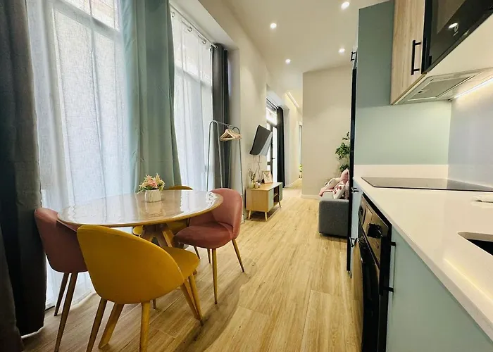 Bright & Stylish Flat Close To Center