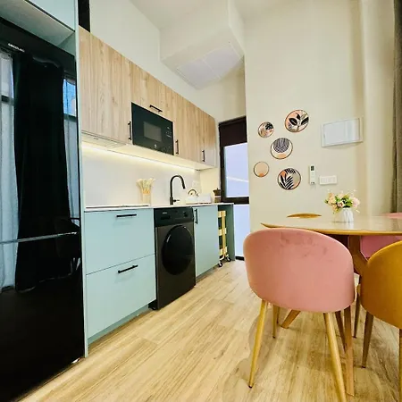 Bright & Stylish Flat Close To Center شقة