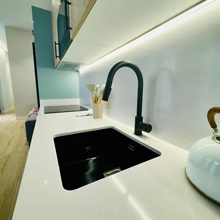 Bright & Stylish Flat Close To Center شقة *