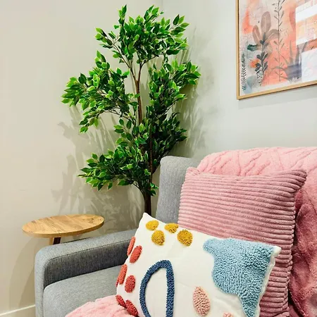 Bright & Stylish Flat Close To Center