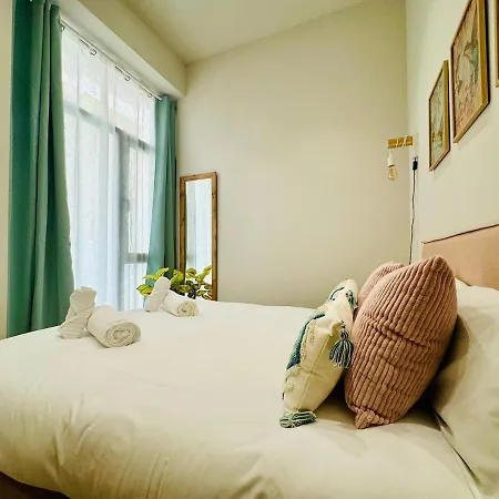 Bright & Stylish Flat Close To Center Valence