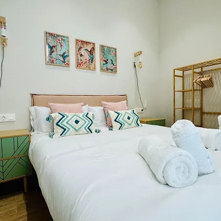 Bright & Stylish Flat Close To Center Valence
