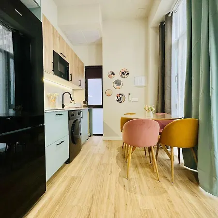 Bright & Stylish Flat Close To Center Valence